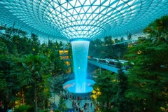 Khu phức hợp Jewel Changi nổi bật với không gian xanh mát của cây cỏ và thác nước Rain Vortex, cao gần 40m và là thác nước trong nhà cao nhất thế giới. (Nguồn: imagekit.io)