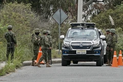 Binh sỹ gác bên ngoài nhà tù Turi ở Cuenca, Ecuador, ngày 8/1/2024. (Ảnh: AFP/TTXVN)