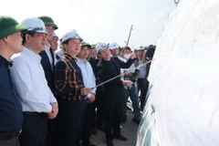Phó Thủ tướng Trần Hồng Hà kiểm tra Dự án đường bộ cao tốc Bắc-Nam phía Đông đoạn Diễn Châu-Bãi Vọt. (Ảnh: Dương Giang/TTXVN)