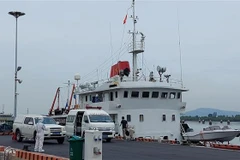 Trung tâm Y tế dự phòng tỉnh Bà Rịa-Vũng Tàu thực hiện test nhanh COVID-19 đối với 11 thuyền viên tàu Xin Hong tại cầu cảng Trung tâm Phối hợp tìm kiếm, cứu nạn Hàng hải khu vực III. (Ảnh: Huỳnh Phúc Sơn/TTXVN) 