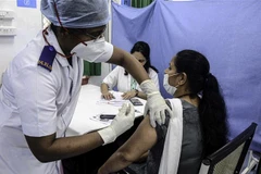Nhân viên y tế diễn tập tiêm vaccine phòng COVID-19 tại bệnh viện ở Mumbai, Ấn Độ, ngày 8/1/2021. (Nguồn: THX/TTXVN) 