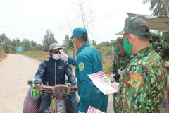 Lực lượng biên phòng phòng, chống dịch bệnh trên vùng biên giới. (Ảnh: Văn Khương/TTXVN) 
