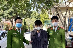 Đối tượng Sùng A Tông bị công an bắt giữ. (Nguồn: TTXVN phát) 