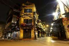 Hình ảnh tĩnh lặng đêm phố cổ Hà Nội những ngày giãn cách xã hội