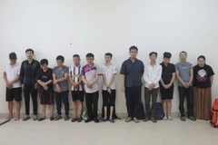 12 đối tượng điều hành, quản lý website “Thiendia2.cc” truyền bá văn hóa phẩm đồi trụy trên mạng Internet bị bắt giữ tại cơ quan điều tra. (Ảnh: TTXVN phát)