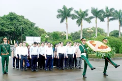 Đoàn công tác đến viếng các Anh hùng liệt sỹ tại Nghĩa trang Liệt sỹ tỉnh Gia Lai. (Nguồn: Báo Gia Lai)