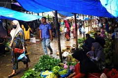 Người dân mua sắm tại một chợ ở Aceh, Indonesia. (Ảnh: AFP/TTXVN)