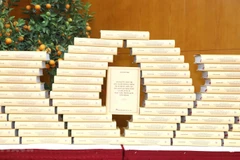 Cuốn sách "Kiên quyết, kiên trì đấu tranh phòng, chống tham nhũng, tiêu cực, góp phần xây dựng Đảng và Nhà nước ta ngày càng trong sạch, vững mạnh" của Tổng Bí thư Nguyễn Phú Trọng. (Ảnh: Phương Hoa/TTXVN)