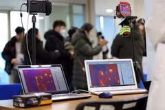 Lắp đặt các máy đo thân nhiệt tại lối vào Đấu trường Jangchung ở thủ đô Seoul, Hàn Quốc, ngày 5/2/2020. (Nguồn: YONHAP/TTXVN) 