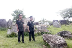 Trung tá Bounthan Manivong (trái) và Trung tá Khamdy Vannahak (phải) hồi tưởng về những năm tháng sát cánh cùng bộ đội Việt Nam trên Cánh Đồng Chum-Xiengkhuang. (Ảnh: Phạm Kiên/TXTVN) 