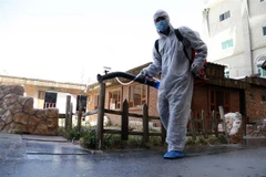 Nhân viên y tế phun thuốc khử trùng nhằm ngăn chặn sự lây lan của COVID-19 tại Sanaa, Yemen ngày 6/4/2020. (Nguồn: THX/TTXVN) 