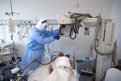 Nhân viên y tế điều trị cho bệnh nhân mắc COVID-19 tại một bệnh viện ở Vũ Hán, Trung Quốc ngày 11/4/2020. (Nguồn: THX/TTXVN) 