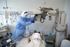 Nhân viên y tế điều trị cho bệnh nhân mắc COVID-19 tại một bệnh viện ở Vũ Hán, Trung Quốc ngày 11/4/2020. (Nguồn: THX/TTXVN) 