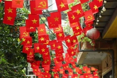 Những con ngõ nhỏ của Thủ đô Hà Nội rực rỡ sắc đỏ màu cờ Tổ quốc chào mừng Quốc khánh 2/9. (Ảnh: Quốc Khánh/TTXVN)