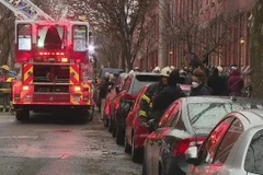 Ngọn lửa bùng phát bên trong một ngôi nhà gồm 2 căn hộ. (Nguồn: fox2detroit.com) 