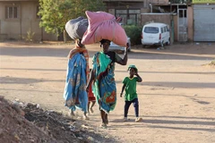 Người dân sơ tán tránh xung đột tại Khartoum, Sudan, ngày 19/4/2023. (Ảnh: AFP/TTXVN)