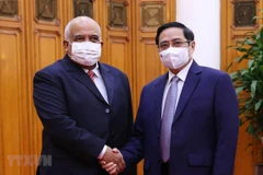 Thủ tướng Phạm Minh Chính và Đại sứ Cuba Orlando Nicolás Hernández Guillén. (Ảnh: Dương Giang/TTXVN) 