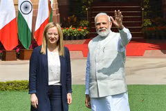 Thủ tướng Ấn Độ Narendra Modi (phải) trong cuộc gặp Thủ tướng Italy Giorgia Meloni tại New Delhi ngày 2/3/2023. (Ảnh: AFP/TTXVN)