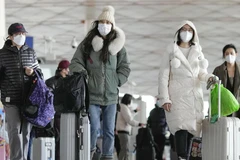 Hành khách trên các chuyến bay xuất phát từ Trung Quốc đại lục cũng sẽ bắt buộc đeo khẩu trang. (Nguồn: Kyodo)