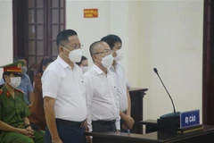 Ba bị cáo Lê Anh Dũng, Phan Bùi Bảo Thi và Nguyễn Huy tại phiên tòa xét xử sơ thẩm vụ án 'Lợi dụng các quyền tự do dân chủ xâm phạm quyền, lợi ích hợp pháp của cá nhân. (Ảnh: Thanh Thủy/TTXVN) 