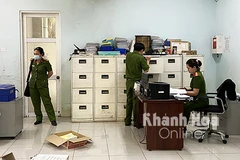 Công an tiến hành khám xét tại Trung tâm Đăng kiểm xe cơ giới 7901S. (Nguồn: Báo Khánh Hòa)