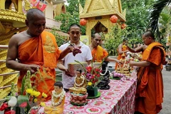 Lễ Chol Chnam Thmay là lễ Tết lớn nhất của người Khmer, diễn ra 3 ngày liên tiếp tính theo lịch cổ truyền của dân tộc Khmer tức là vào đầu tháng Chét của người Khmer. (Ảnh: Thế Anh/TTXVN) 