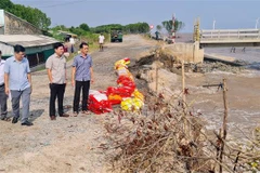 Lãnh đạo Sở Sở Nông nghiệp Phát triển Nông thôn tỉnh Bạc Liêu và thành phố Bạc Liêu kiểm tra thực tế sạt lở đê Biển Đông. (Ảnh: Tuấn Kiệt/TTXVN)