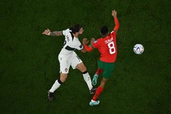 Pha tranh bóng giữa Azzedine Ounahi (phải) và tiền vệ Bồ Đào Nha Ruben Neves. (Ảnh: AFP/TTXVN)