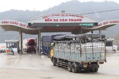 Xe chở hoa quả vào bến bãi thuộc cửa khẩu Tân Thanh, tỉnh Lạng Sơn. (Ảnh: Quang Duy/TTXVN) 