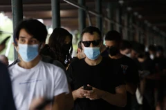 Người dân xếp hàng chờ tiêm vaccine phòng bệnh đậu mùa khỉ ở Brooklyn, New York, Mỹ ngày 17/7/2022. (Ảnh: AFP/TTXVN) 