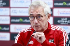HLV Bert van Marwijk trong buổi họp báo trước trận gặp Việt Nam. (Nguồn: tuoitre.vn) 