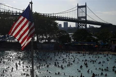 Người dân giải nhiệt tránh nóng tại một hồ nước ở New York, Mỹ. (Ảnh: AFP/TTXVN) 