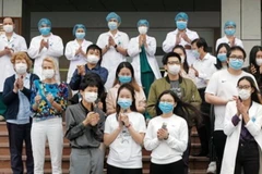 Các bệnh nhân được ra viện sáng 30/3 tại Bệnh viện Bệnh Nhiệt đới Trung ương cơ sở 2. (Nguồn: TTXVN) 