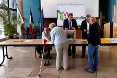 Cử tri Pháp bỏ phiếu bầu Quốc hội tại điểm bầu cử ở Calvados, ngày 12/6/2022. (Ảnh: AFP/TTXVN) 