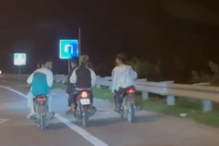 Gần 20 thanh, thiếu niên vác dao, kiếm đi xe máy lạng lách trong đêm