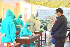 Làm thủ tục xét nghiệm cho công dân tại khu cách ly tập trung. (Ảnh: Đinh Tuấn/TTXVN)