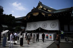 Người dân viếng đền Yasukuni ở Tokyo, Nhật Bản. (Ảnh: AFP/TTXVN)