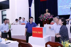 Đại biểu dự Hội nghị Hiệp thương lần 3 bỏ phiếu giới thiệu danh sách các ứng cử viên đại biểu Quốc hội khóa XV. (Ảnh: Xuân Khu/TTXVN)