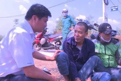 Lực lượng Công an bắt giữ đối tượng Nguyễn Thành Dương (giữa) khi vừa đặt chân đến Đắk Lắk. (Ảnh: TTXVN phát)