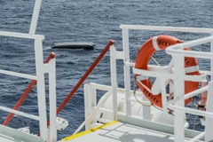 Một chiếc xuồng cao su chở người di cư bị lật. (Nguồn: Reuters)