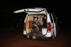 Đưa các đối tượng bị lực lượng chức năng bắt giữ đi cách ly tập trung. (Ảnh: TTXVN phát)