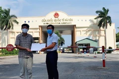 Bàn giao quà tặng của Đảng bộ, chính quyền và nhân dân tỉnh Kiên Giang hỗ trợ bà con Việt kiều nghèo.