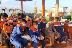 Các ngư dân trên tàu cá BV 94339 TS được bàn giao đưa về địa phương, gia đình. (Nguồn: vtv.vn)