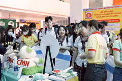 Học sinh nghe giới thiệu chương trình đào tạo từ một đơn vị trường nghề. (Ảnh: Hồng Giang/TTXVN)