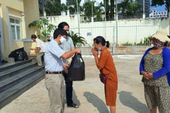 Tổng lãnh sự Vũ Ngọc Lý (trái) trao phần quà cho bà con. (Ảnh: Trần Long/Vietnam+)