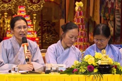 Bà Phạm Thị Yến (ngoài cùng bên trái) tại buổi pháp trạch tại chùa Ba Vàng cho rằng phật tử không được hầu thánh. (Ảnh cắt từ video)