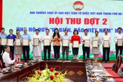 Các cơ quan, đơn vị ủng hộ Quỹ Vì biển, đảo Việt Nam. (Ảnh: Nguyễn Thắng/TTXVN)