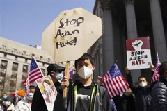 Tuần hành phản đối tình trạng bạo lực và gia tăng thù hận chống người gốc Á tại New York, Mỹ. (Ảnh: THX/TTXVN)