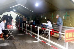 Chốt kiểm soát dịch COVID-19 tại chân cầu Bạch Đằng. (Ảnh: Văn Đức/TTXVN)