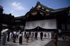 Người dân viếng đền Yasukuni ở Tokyo, Nhật Bản. (Ảnh: AFP/TTXVN)